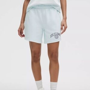 Lululemon scuba Mid Rise Oversized Short 7 Inches *graphic